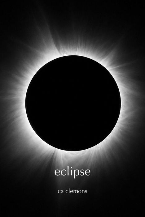 Text: „eclipse“, „ca clemons“. Eine totale Sonnenfinsternis mit hellem Strahlenkranz um die dunkle Silhouette.