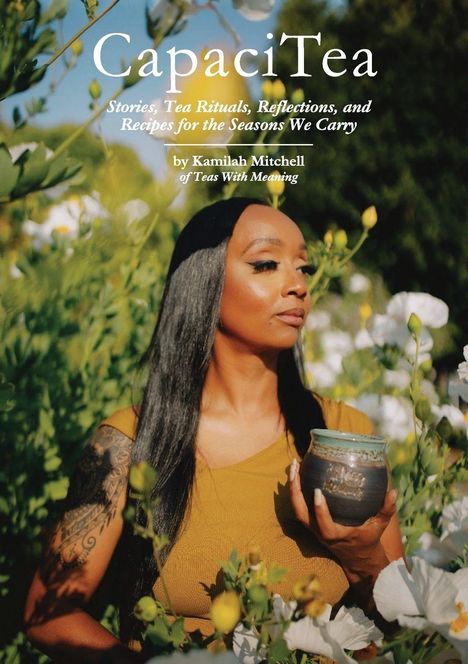 „CapaciTea“ und Infos über Tee-Rituale. Eine Frau mit langem Haar hält eine Tasse inmitten von Blumen.