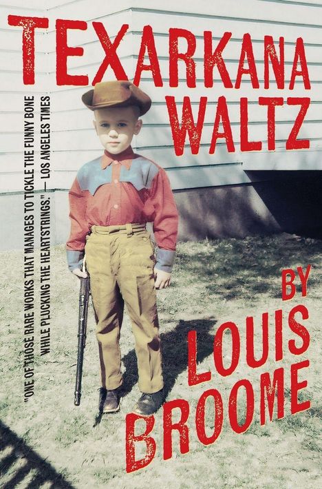 Texte: Texarkana Waltz, by Louis Broome, Los Angeles Times. Ein Junge in Cowboy-Kleidung steht vor einem Haus.