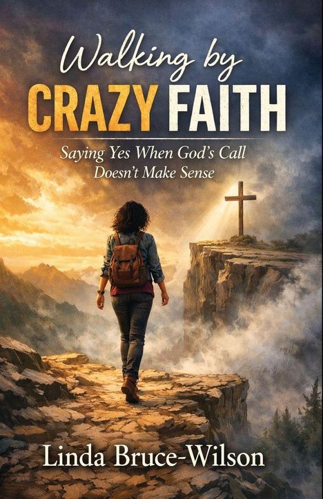 „Walking by Crazy Faith“. Eine Person läuft auf einem felsigen Pfad in Richtung eines Kreuzes in dramatischer Landschaft.