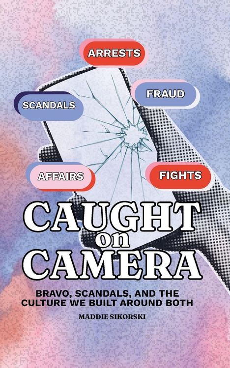 Texte: ARRESTS, FRAUD, SCANDALS, AFFAIRS, FIGHTS, CAUGHT on CAMERA. Hintergrund: Illustration eines gesprungenen Handydisplays.