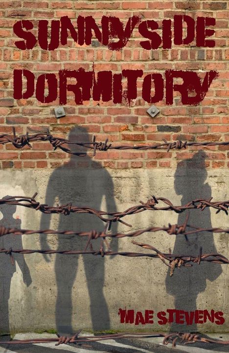 Text: "SUNNYSIDE DORMITORY" und "MAE STEVENS". Schatten von Menschen hinter Stacheldraht vor einer Backsteinwand.