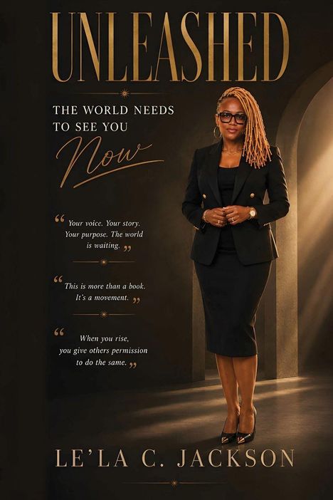 Texte: „UNLEASHED“, „The world needs to see you now“, „Your voice...“, „This is more...“, „When you rise...“, „Le'La C. Jackson“. Eine Frau in einem eleganten schwarzen Outfit steht selbstbewusst da.