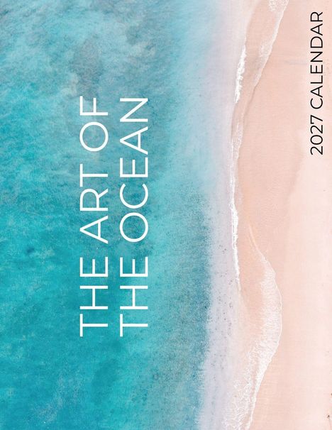 "THE ART OF THE OCEAN", "2027 CALENDAR". Luftaufnahme eines Strandes mit türkisfarbenem Wasser und beigem Sand.