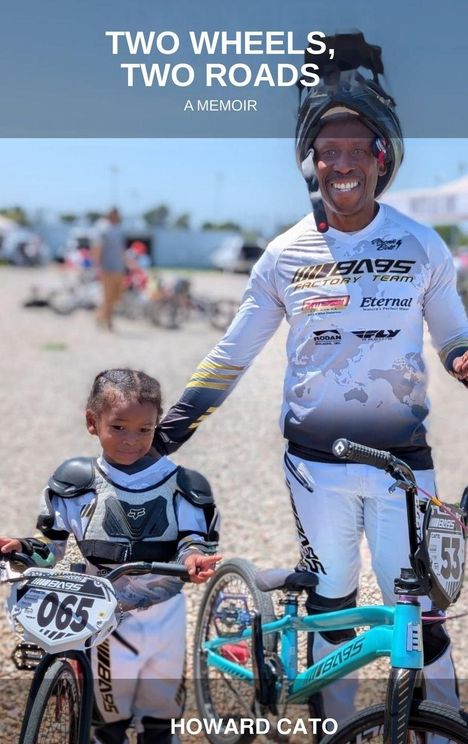 "Two Wheels, Two Roads: A Memoir" von Howard Cato. Ein erwachsener Mann und ein Kind in BMX-Ausrüstung mit Fahrrädern.