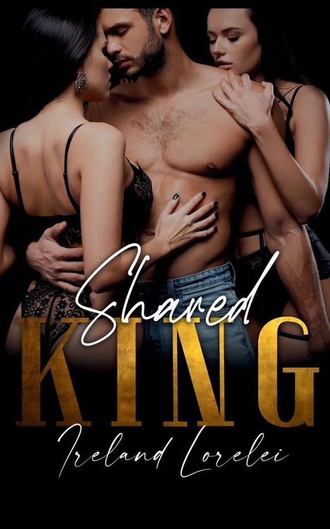„Shared King“, darunter „Ireland Lorelei“. Ein Mann steht ohne Hemd zwischen zwei Frauen in Unterwäsche.