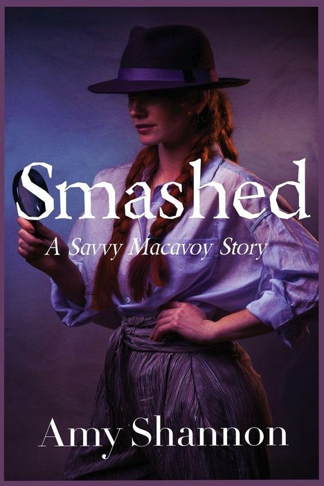„Smashed: A Savvy Macavoy Story“ von Amy Shannon. Frau mit Zopf, Hut, Lupe, Hemd und Rock.