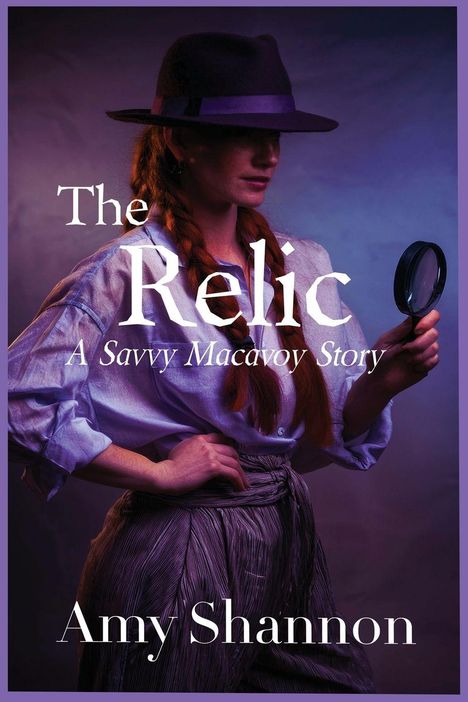 "The Relic: A Savvy Macavoy Story" von Amy Shannon. Eine Frau mit Hut und Lupe in violettem Licht.