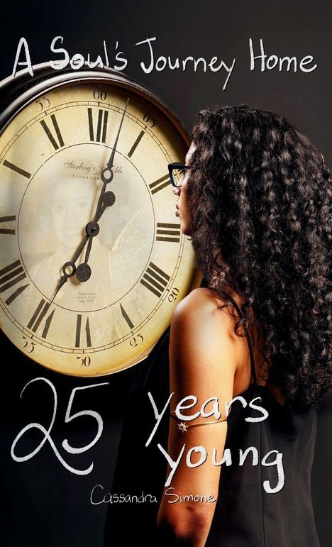 "A Soul's Journey Home, 25 years young, Cassandra Simone." Eine junge Frau mit lockigem Haar steht vor einer großen Uhr.