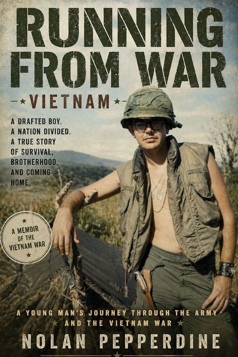 "RUNNING FROM WAR: VIETNAM" - Ein Mann in Armee-Uniform steht in einer ländlichen Landschaft mit Helm und Weste.