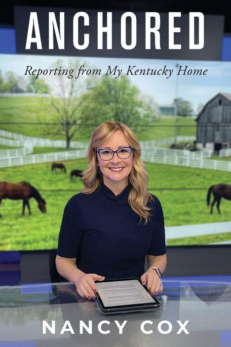 "ANCHORDED - Reporting from My Kentucky Home, NANCY COX" Eine lächelnde Frau mit Tablet, Hintergrund: grünes Weideland.