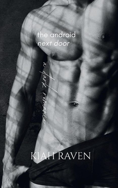 „the android next door, a dark romance, Kiah Raven“. Muskulöser, männlicher Oberkörper in schwarz-weißer Beleuchtung.