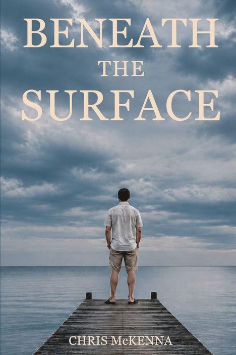 Text: "Beneath the Surface", "Chris McKenna". Ein Mann steht auf einem Steg, schaut zum wolkigen Himmel über einem ruhigen See.