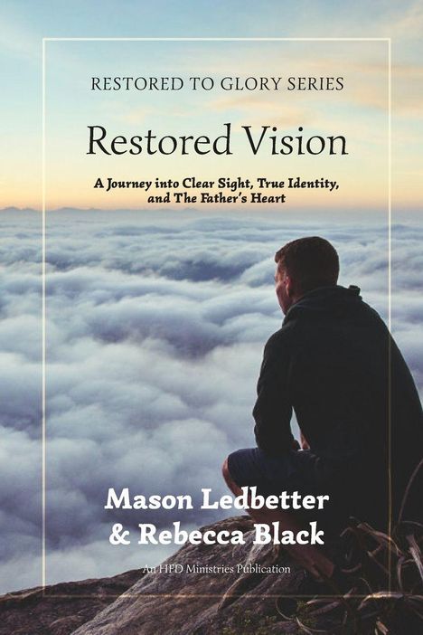 Text: "Rustored to Glory Series. Restored Vision. A Journey into Clear Sight, True Identity, and The Father’s Heart." Ein Mann sitzt auf einem Felsen über den Wolken.