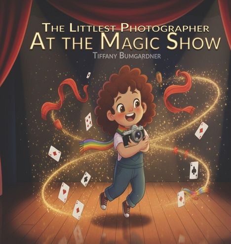 "The Littlest Photographer At the Magic Show" von Tiffany Bumgardner. Illustration eines Kindes mit Kamera und Magie im Hintergrund.