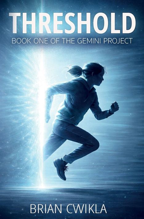 Text: "THRESHOLD", "BOOK ONE OF THE GEMINI PROJECT", "BRIAN CWIKLA". Illustration zeigt Person, die durch ein Portal rennt.