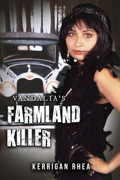 "Vandalia’s Farmland Killer" und "Kerrigan Rhea". Eine Frau im Charleston-Kleid vor einem alten Auto.