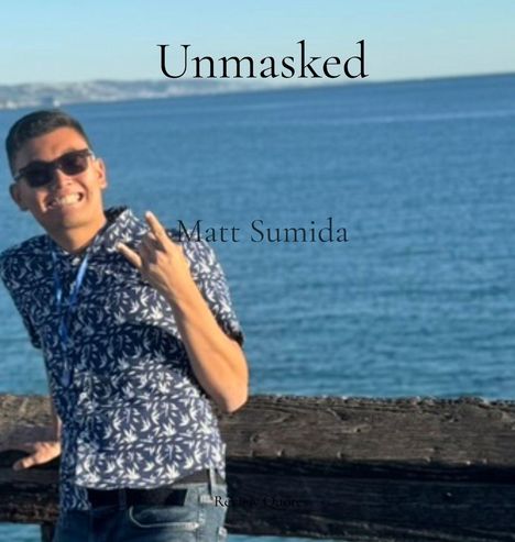"Unmasked" und "Matt Sumida" auf einem Porträt eines lächelnden Mannes in einem Hemd am Meer.