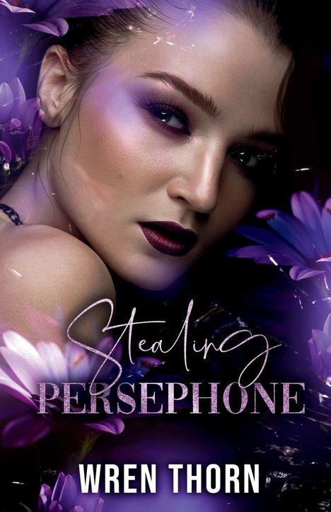 Texte: "Stealing Persephone" und "Wren Thorn". Nahaufnahme eines Gesichts mit dramatischem Make-up und violetten Blumen.