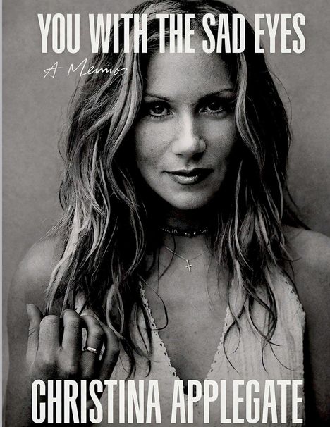 Text: "YOU WITH THE SAD EYES", "A Memoir", "CHRISTINA APPLEGATE". Schwarz-weißes Porträtfoto einer Frau.