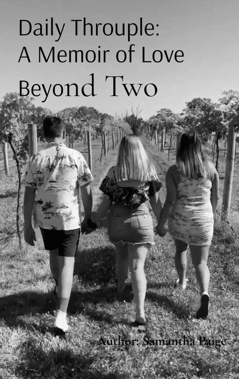"Daily Throuple: A Memoir of Love Beyond Two. Author: Samantha Paige." Drei Personen spazieren Hand in Hand in einem Weinberg.