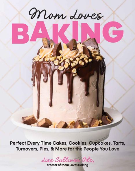 "Mom Loves Baking" steht über bunten Cupcakes mit Regenbogen-Frosting. Darunter: "Perfect Every Time Cakes, Cookies..."