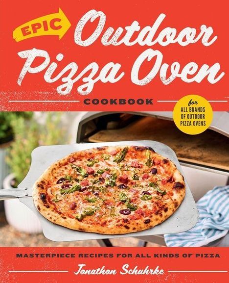 "Epic Outdoor Pizza Oven Cookbook" steht mit großer Pizza auf einer Schaufel vor einem Outdoor-Ofen.