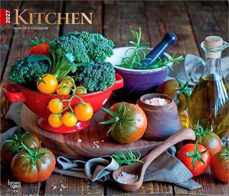 2027 Kitchen Kalender; Brokkoli, Tomaten, Kräuter und Öl auf rustikalem Holztisch arrangiert.