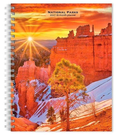 National Parks, 2027 16-month planner. Sonnenuntergang über einer erodierten Felslandschaft mit Baum und Schnee.