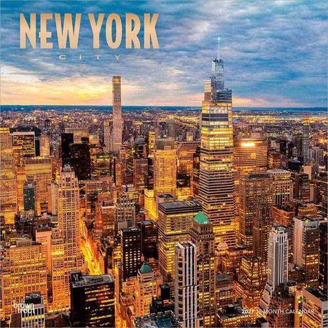 Text: „NEW YORK CITY 2024 12 MONTH CALENDAR“. Skyline mit hohen, beleuchteten Gebäuden bei Dämmerung.