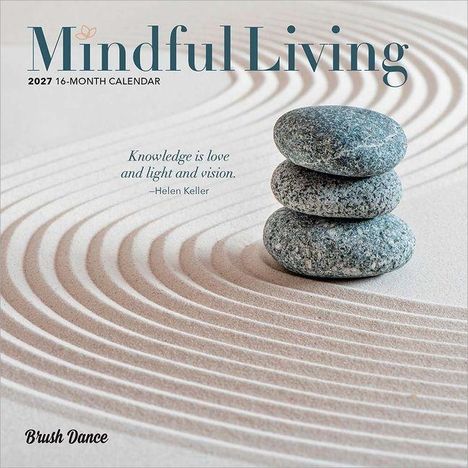 "Mindful Living 2027 16-Month Calendar. Zitat: Knowledge is love and light and vision. –Helen Keller. Drei Steine auf Sand."