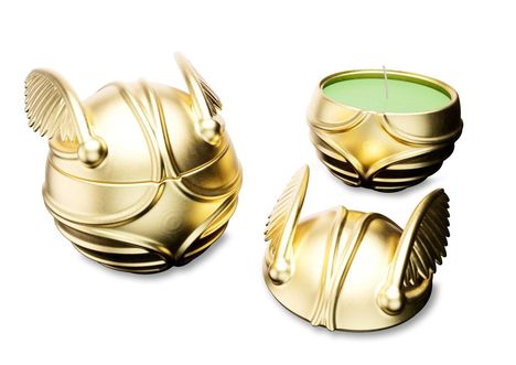 Goldene Kerzenbehälter in Form eines geflügelten Helmes mit grünem Wachs im Inneren.