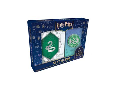 Harry Potter, Slytherin, Tiny Book & Pin Set. Ein Set mit Slytherin-Wappen und Harry-Potter-Design in Blau und Grün.