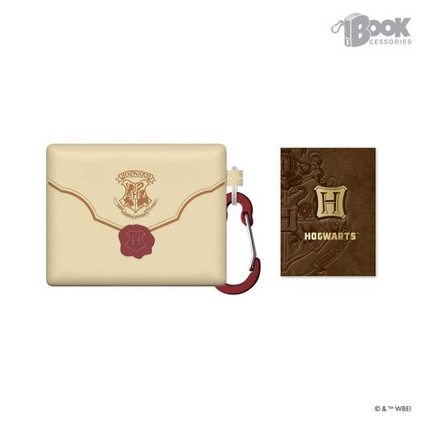 "Bookcessories", "Hogwarts". Cremefarbene Schutzhülle mit rotem Wachssiegel und Karabiner, daneben ein braunes Buch.