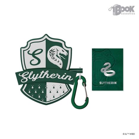 "Slytherin" auf einem grünen Wappen mit Schlange und Buchstaben "S", daneben ein grüner Karabiner und Notizbuch.