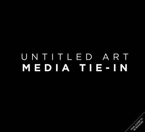"UNTITLED ART MEDIA TIE-IN" in weißer Schrift auf schwarzem Hintergrund. Unten rechts ein diagonaler Hinweis zur Enthüllung.