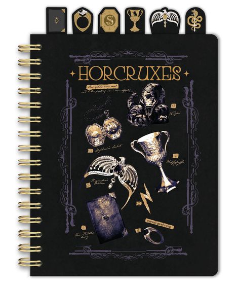 Text: „HORCRUXES“, „Voldemorts Schlange“, „Slytherins Medaillon“. Illustration mit magischen Gegenständen.