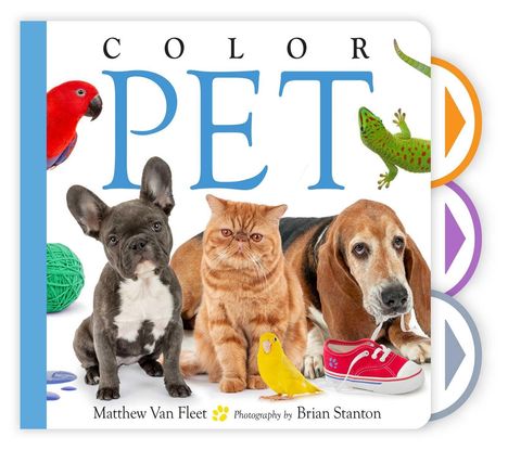 Text: "COLOR PET". Matthew Van Fleet, Fotografie von Brian Stanton. Verschiedene Haustiere und Spielzeug auf weißem Hintergrund.