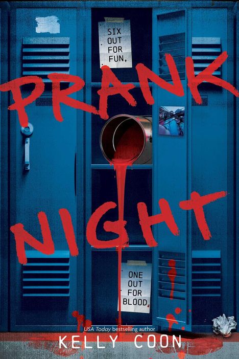 "PRANK NIGHT" steht in rot auf blauen Schließfächern. Ein Eimer rote Farbe läuft aus. Zettel: "SIX OUT FOR FUN," und "ONE OUT FOR BLOOD."