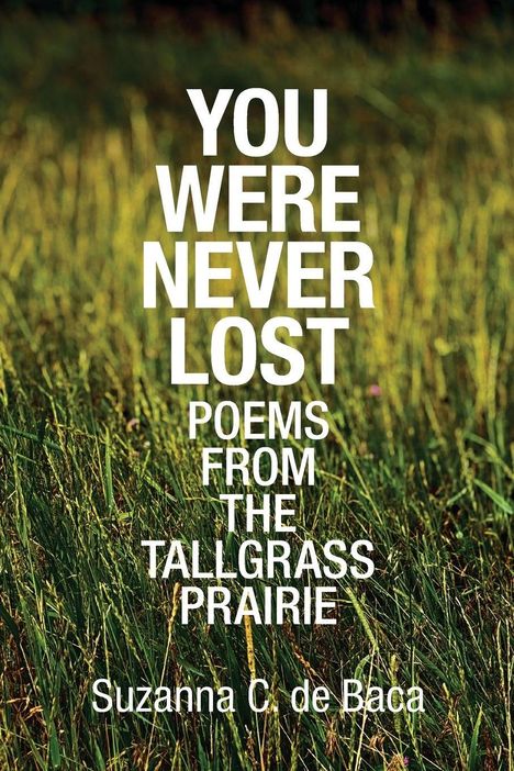 „YOU WERE NEVER LOST POEMS FROM THE TALLGRASS PRAIRIE“ von Suzanna C. de Baca; Hintergrund aus hohem Gras.