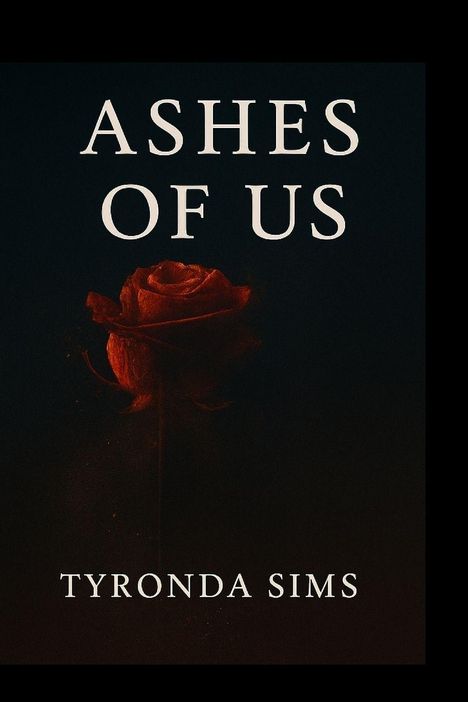 Text: "ASHES OF US" und "TYRONDA SIMS". Eine rote Rose auf dunklem Hintergrund. Buchcover-Design.