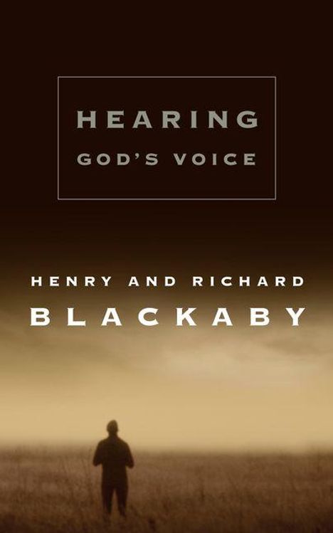 "Hearing God's Voice. Henry and Richard Blackaby. Silhouette einer Person vor einem weiten, nebligen Feld."