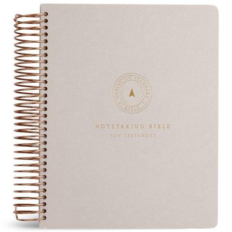 „NOTETAKING BIBLE NEW TESTAMENT“ steht in Gold auf einem hellgrauen, spiralförmig gehefteten Buchdeckel.