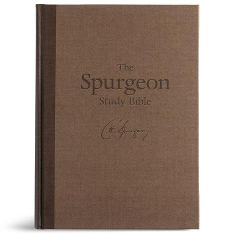 Deckel einer braunen Bibel mit der Aufschrift: "The Spurgeon Study Bible" und Unterschrift darunter.