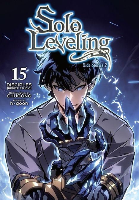 „Solo Leveling Side Stories 2“. Charakter in blauer Rüstung mit leuchtenden Effekten und entschlossener Miene.