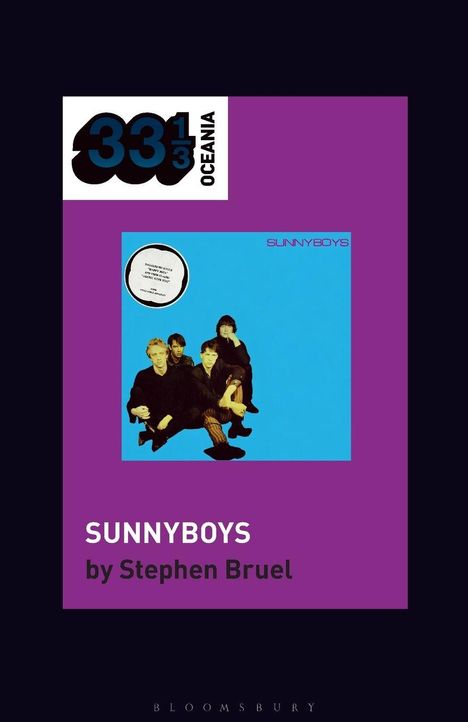 "33⅓ Oceania", "SUNNYBOYS" in Pink auf Blau. Vier Männer sitzen. Unten: "SUNNYBOYS by Stephen Bruel".