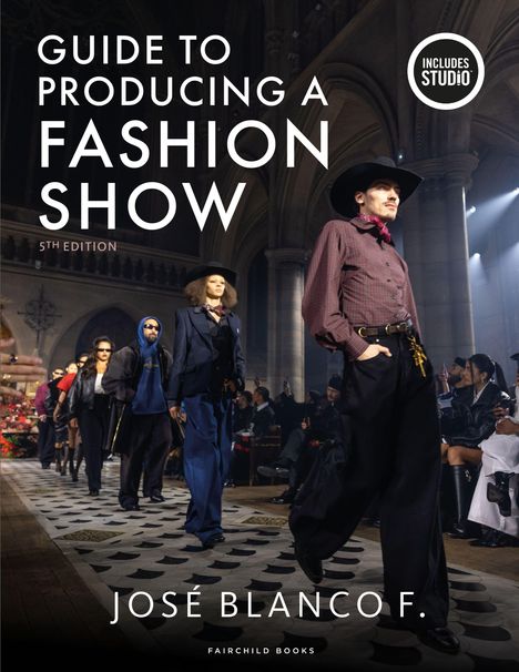 Buchtitel: "Guide to Producing a Fashion Show". Modenschau mit Models auf einem Laufsteg in einer prunkvollen Halle.