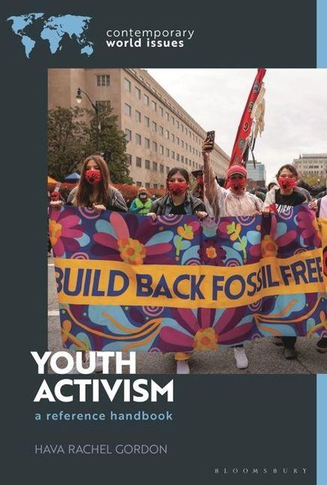 „BUILD BACK FOSSIL FREE.“ Vier junge Menschen halten ein buntes Banner. Titel: „YOUTH ACTIVISM.“
