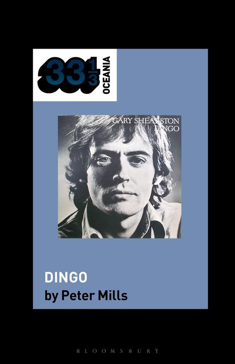 "DINGO by Peter Mills" erscheint groß auf blauem Hintergrund, darunter ein Schwarz-Weiß-Foto eines Mannes. Oben das Logo "33 1/3 Oceania".