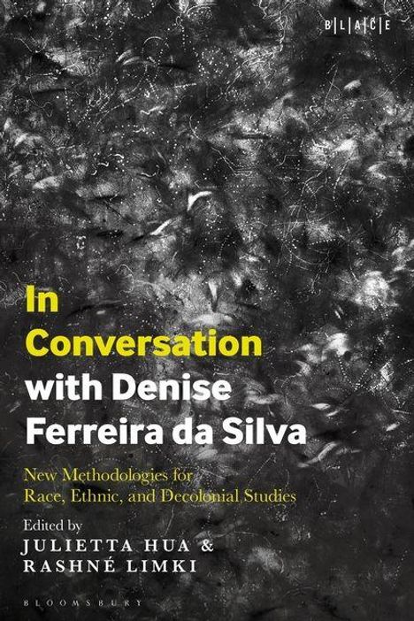 "In Conversation with Denise Ferreira da Silva" in gelb/weiß. Dunkler, abstrakter Hintergrund. Bearbeitet von Julietta Hua & Rashné Limki.